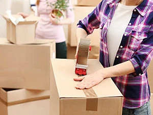 10 советов по упаковке вещей в картонные коробки для переезда: гарантия безопасности и удобства